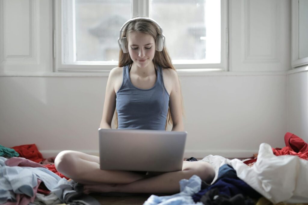 Top Podcasts for Young Girls in 2025 – Motivated Teen Girl with Headphones