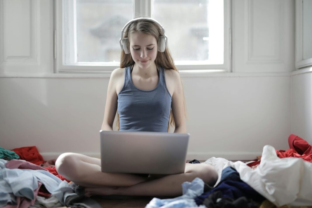 Top Podcasts for Young Girls in 2025 – Motivated Teen Girl with Headphones