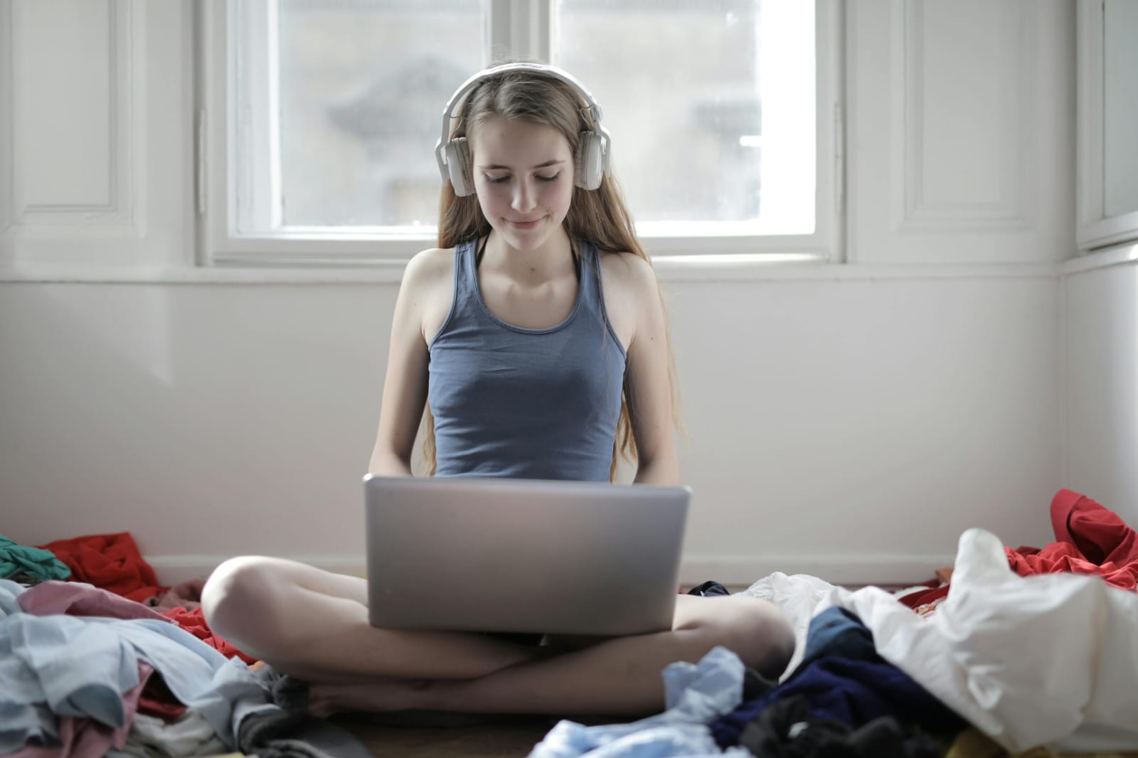 Top Podcasts for Young Girls in 2025 – Motivated Teen Girl with Headphones