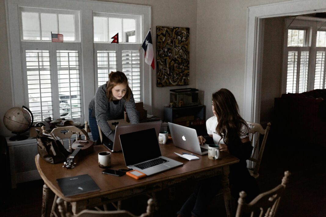 Trendy Business Idea for Girls in 2025 working from home with ₹50 investment