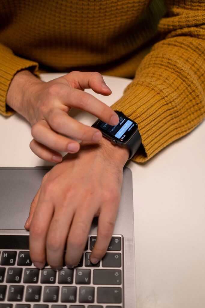 Smartwatch and wireless earbuds – Best Smart Gadgets for Students in 2025