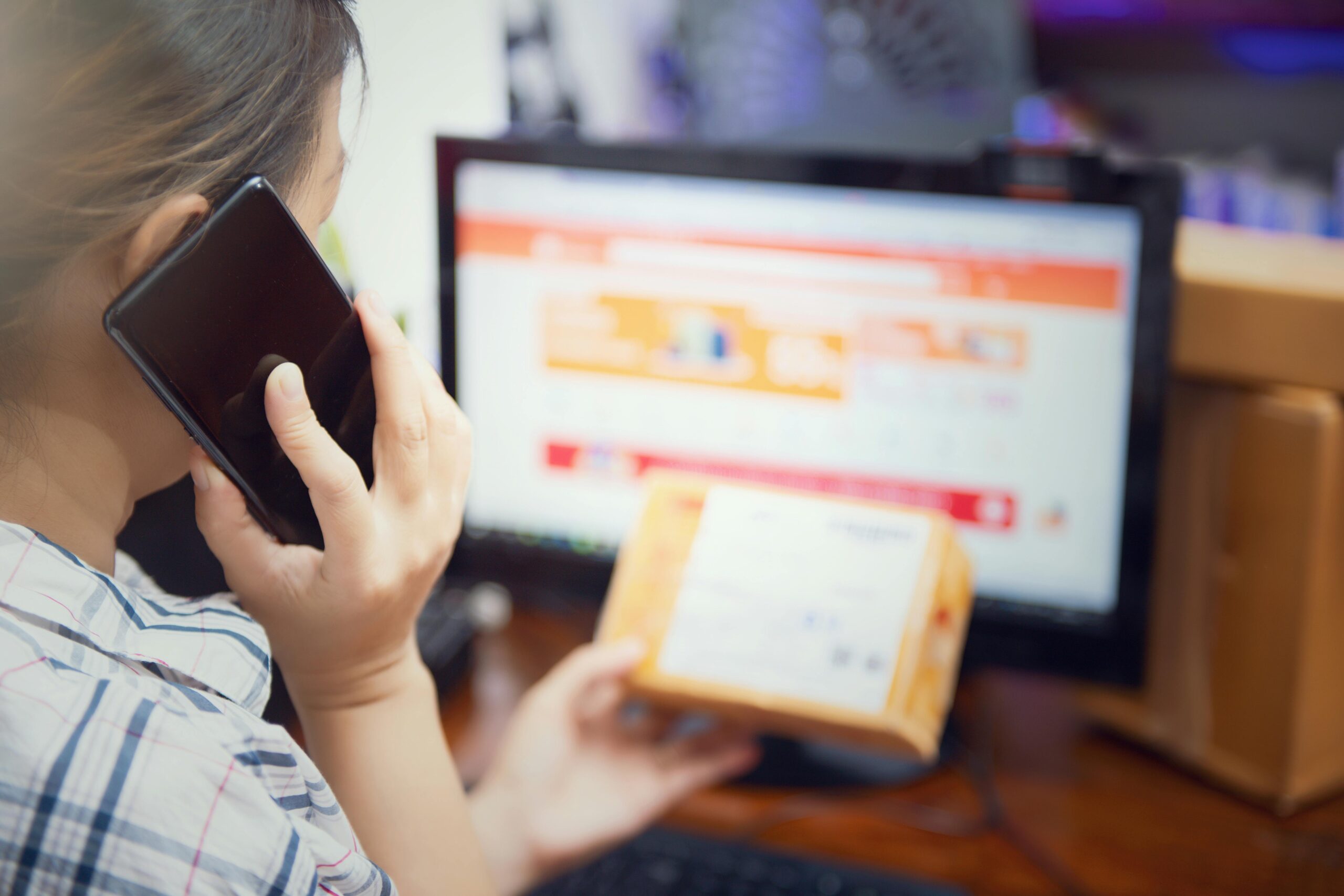 : Ek split-screen style image jisme left side par “Dropshipping” ka concept (shopping cart, online store, product shipping) aur right side par “Affiliate Marketing” ka concept (affiliate link, laptop, commission symbol) ho. Aur upar bold text ho “Dropshipping vs Affiliate Marketing 2025”.