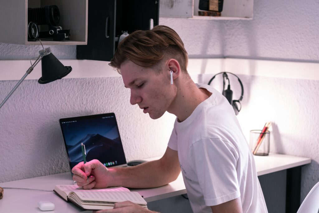Digital notebook and smart study lamp – Best Smart Gadgets for Students in 2025